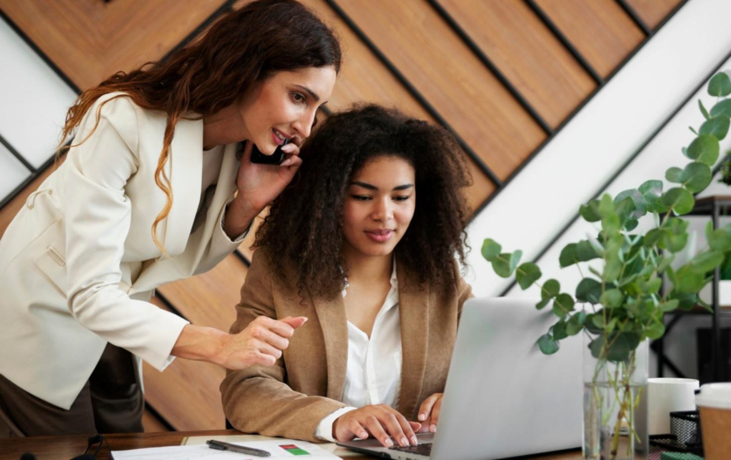 Professionista che lavora con empatia e comprensione emotiva
